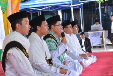 santri tampil di panggung